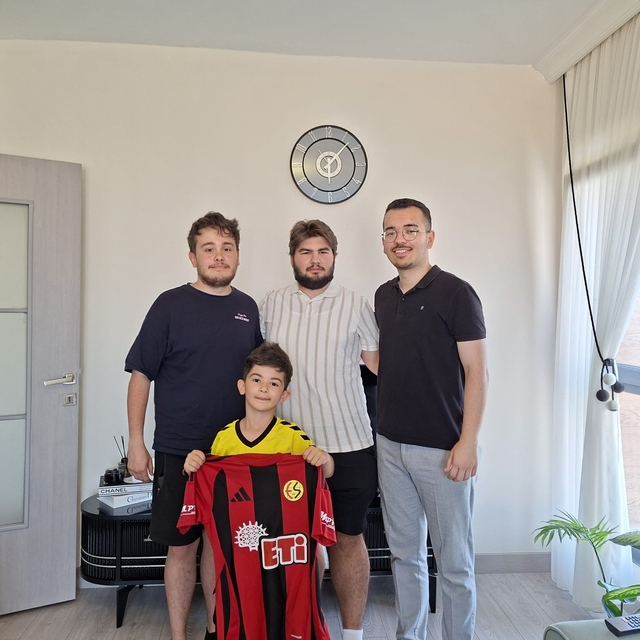 Eskişehirspor'un minik kahramanına Üni Nefer'den anlamlı ziyaret