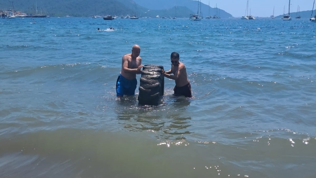 Marmaris Halk Plajı'nda denizden çıkan dev lastik şaşırttı