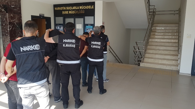 Kahramanmaraş'ta 21 milyon liralık uyuşturucu operasyonu
Mobilya içine gizlenmiş 195 bin 440 hap ele geçirildi
