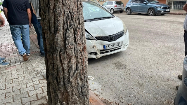 Burdur'da otomobil ağaca çarptı: 1 yaralı