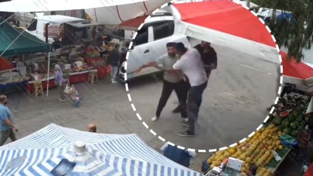 İzmir'de zabıta ekiplerine bıçaklı ve kasalı saldırı: Şüpheli gözaltına alındı
Torbalı'da pazar yerinde korsan tezgah açmak isteyen şüpheli zabıta memurunu yaraladı