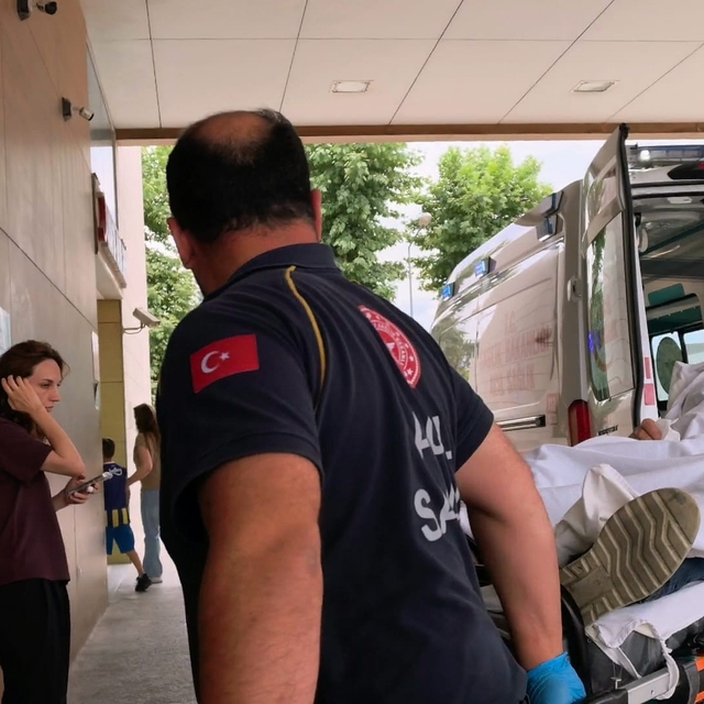 Kayınbiraderi tarafından bıçaklanan kişi ağır yaralandı
7 yerinden bıçaklan...