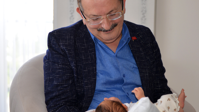 Antalya'da bebeklerinin topuk tarama testini reddeden aileyi Sağlık Müdürü ikna etti
