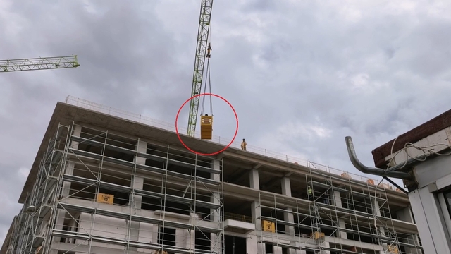 Merdivenden düşüp yaralanan işçi, inşaatın 5'inci katından kule vinçle indirildi