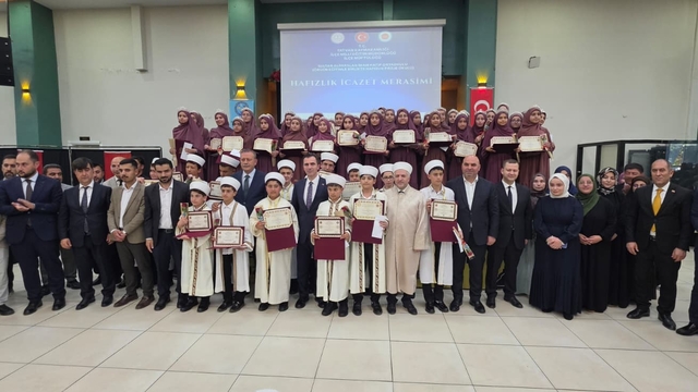 Tatvan'da görkemli hafızlık icazet merasimi: 56 hafız belgelerini aldı