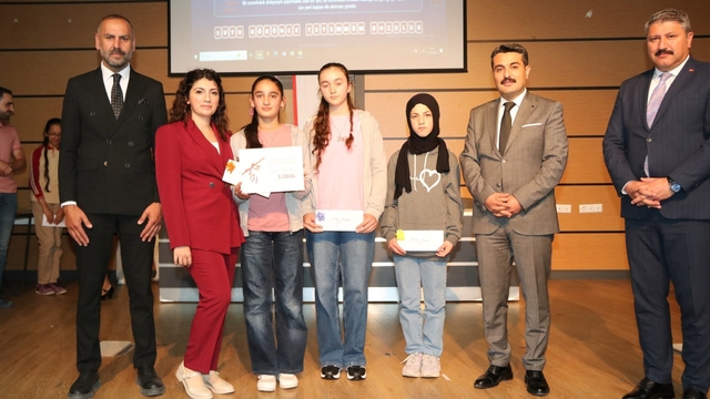 Öğrenciler il finalinde kıyasıya yarıştı
Türkçenin doğru ve etkili kullanımını teşvik eden "Atasözü ve Deyim Avcıları Yarışması"nın Sivas finalinde öğrenciler Türkçenin kültürel mirasını yansıtan atasözü ve deyimler konusunda yarıştı