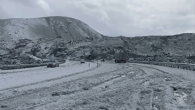 Tendürek Geçidi'nde dolu yağışı kışı aratmadı