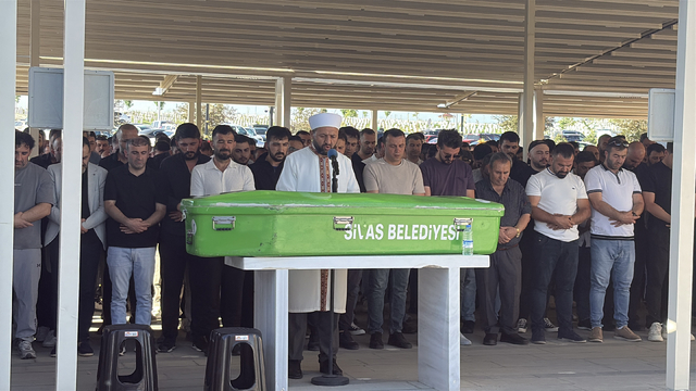Babasının ölüm yıl dönümünde hayatını kaybetti, toprağa verildi