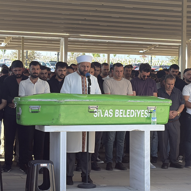 Babasının ölüm yıl dönümünde hayatını kaybetti, toprağa verildi
