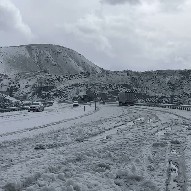 Tendürek Geçidi'nde dolu yağışı kışı aratmadı
