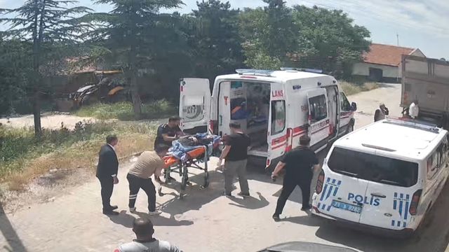 Geri giden kamyonun çarptığı kadın öldü; kaza kamerada