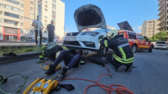 "Arabada yılan" ihbarı ortalığı karıştırdı
İtfaiye ekipleri otomobilin motor bölümünde yılan aradı