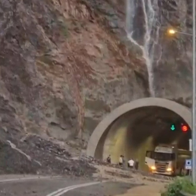 Artvin-Erzurum karayolu, sel ve heyelan nedeniyle ulaşıma kapandı