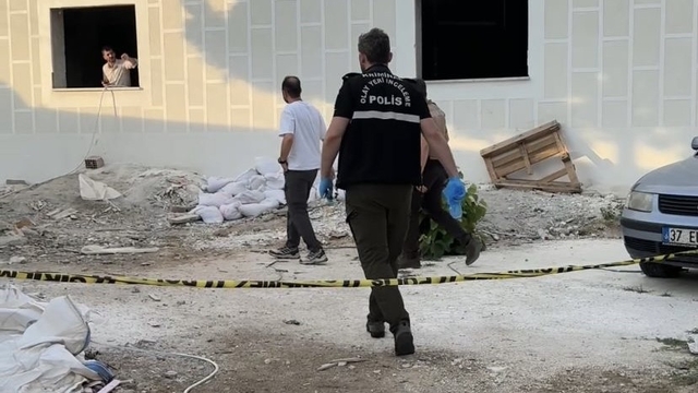 Aydın'da iş kazası: 1 ölü, 1 ağır yaralı
Cami inşaatında yüksekten düşen bir işçi hayatını kaybetti