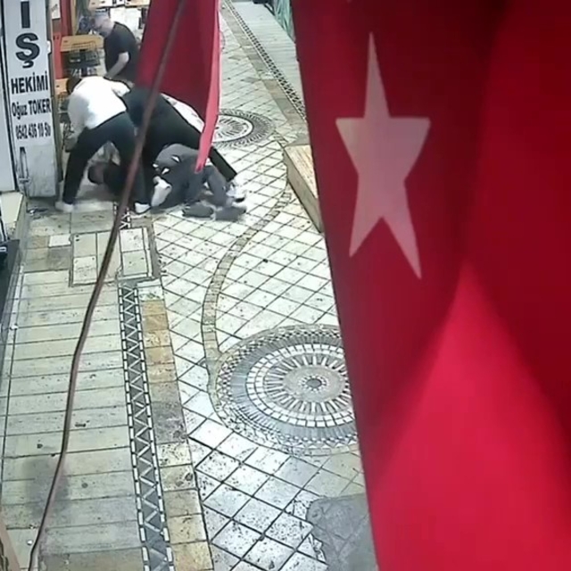 Dört kişi tarafından öldüresiye darbedildi: Olay anı kameraya yansıdı