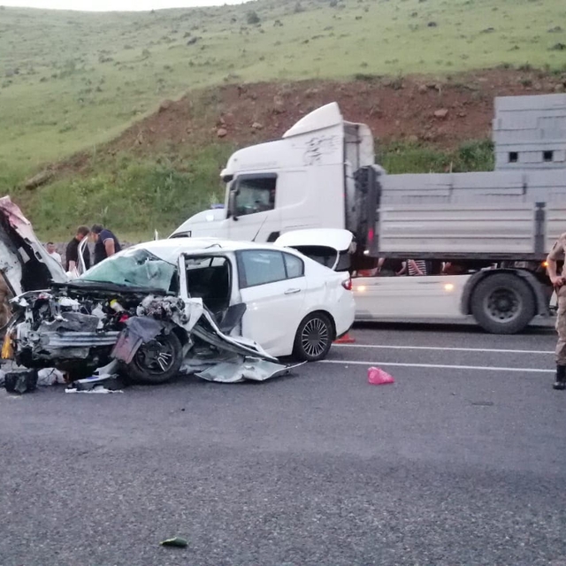 Solhan'da tır ile otomobil kafa kafaya çarpıştı: 3 yaralı