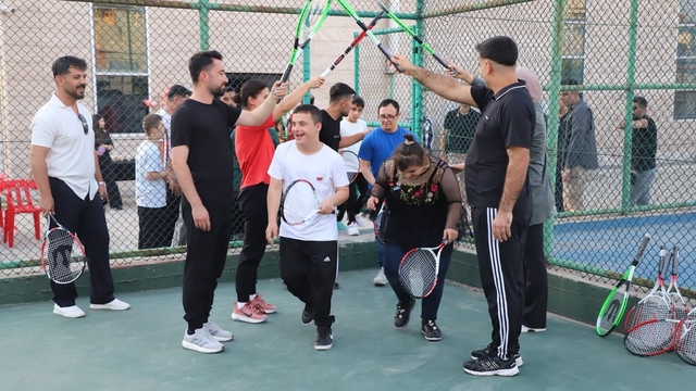 Cizre'de özel çocuklar için tenis şöleni