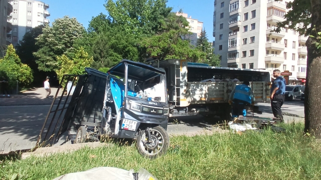 Kayseri'de otomobil ile elektrikli bisiklet çarpıştı: 5 yaralı