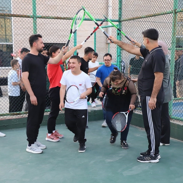 Cizre'de özel çocuklar için tenis şöleni
