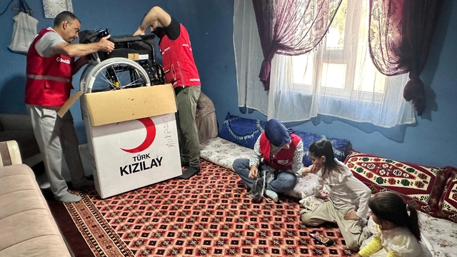 Kızılay'dan özel bireylere tekerlekli sandalye desteği