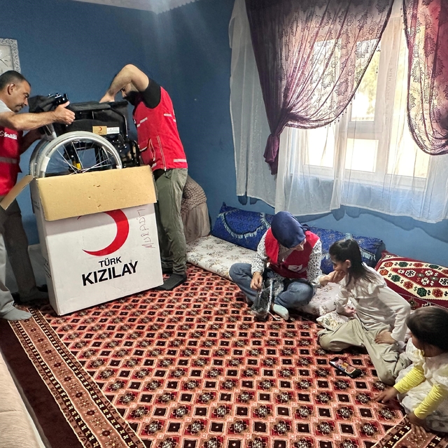 Kızılay'dan özel bireylere tekerlekli sandalye desteği