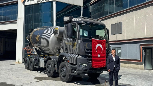 Aydınlı işadamından Solo Türk'e  beton mikserli teşekkür
Gök Vatan'ın kartallarını yer yüzünden bu şekilde şükranlarını sunuyor