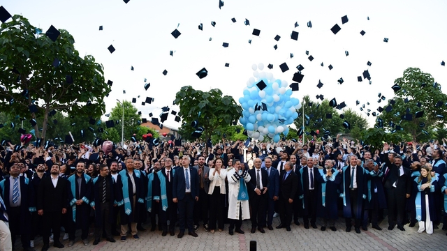 Malatya Turgut Özal Üniversitesi'nde mezuniyet coşkusu