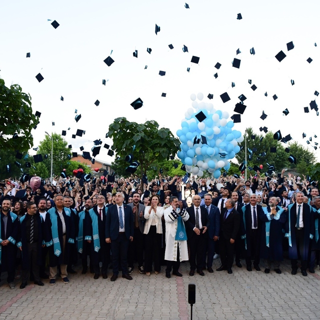 Malatya Turgut Özal Üniversitesi'nde mezuniyet coşkusu
