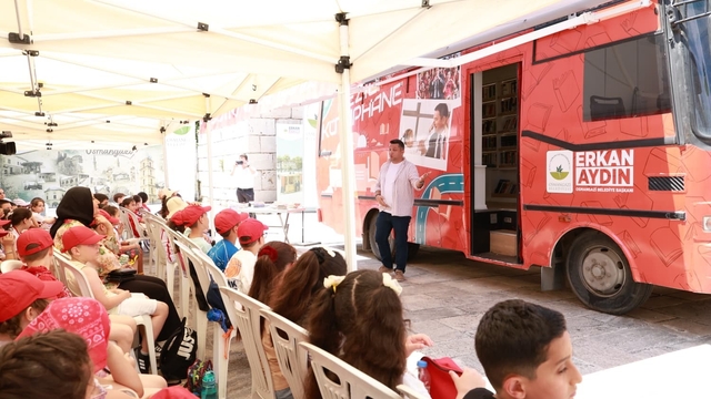 Osmangazi Belediyesi çocuklara kitap ve tarih sevgisi aşılıyor