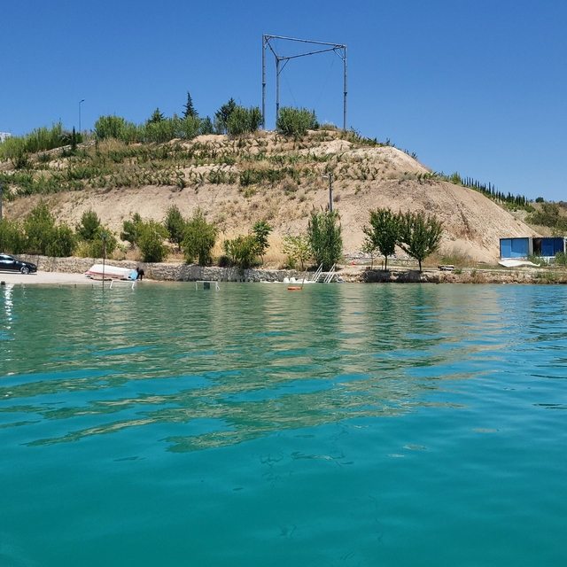Adıyaman'daki Atatürk Barajı'nda kuraklıkta ortaya çıkan adacıklar su altın...