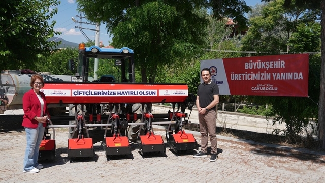 Denizli Büyükşehirden Bozkurtlu üreticilere çapa makinesi desteği