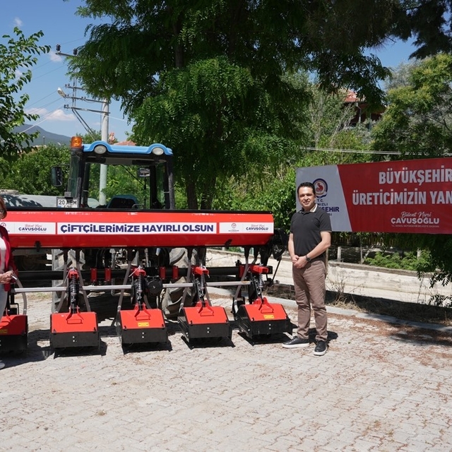 Denizli Büyükşehirden Bozkurtlu üreticilere çapa makinesi desteği