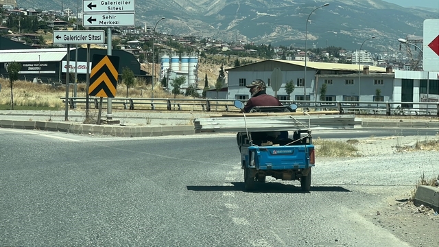 Trafikte beklerken motosiklet üzerinde oynamaya başladı