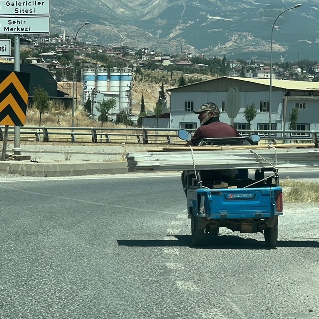 Trafikte beklerken motosiklet üzerinde oynamaya başladı