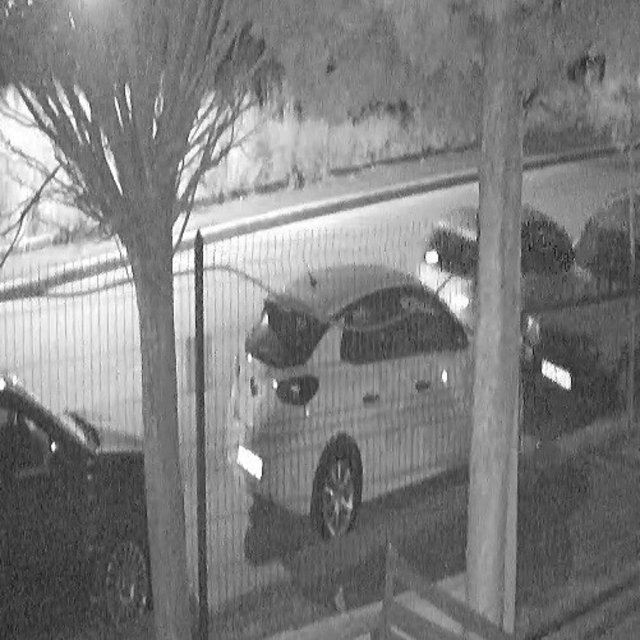 Boş caddede park halindeki araca çarptılar, arkalarına dahi bakmadılar