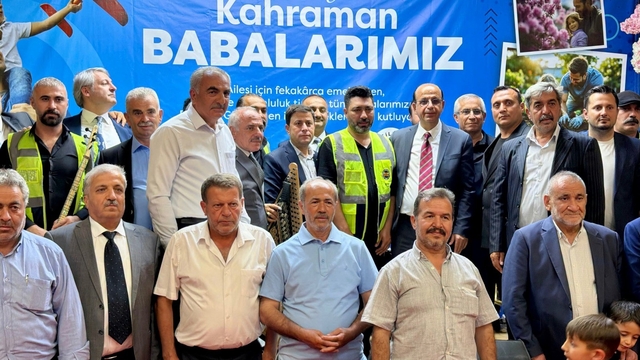 Yeşilyurt Belediyesinden mahalle muhtarlarına "Babalar Günü" vefası