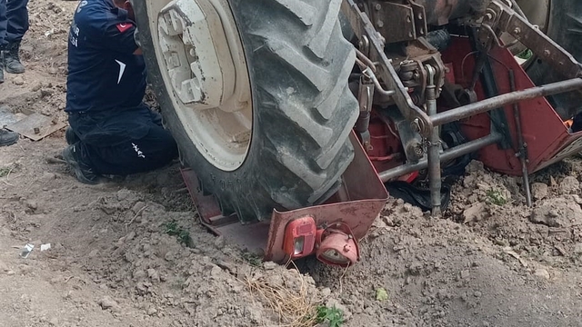 Seyitgazi'de yaşlı adam ters dönen traktörün altında kaldı
İtfaiye ekiplerince kurtarılan sürücü, kazayı yara almadan atlattı