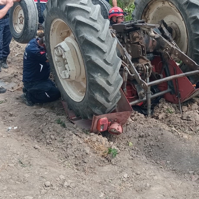 Seyitgazi'de yaşlı adam ters dönen traktörün altında kaldı
İtfaiye ekipleri...