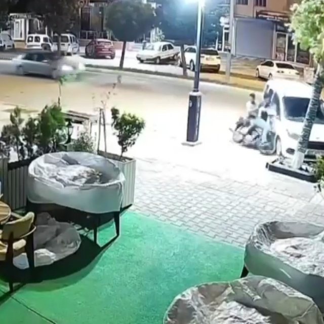 Kontrolden çıkan motosiklet hafif ticari araca çarptı: 2 yaralı
Kaza anı gü...