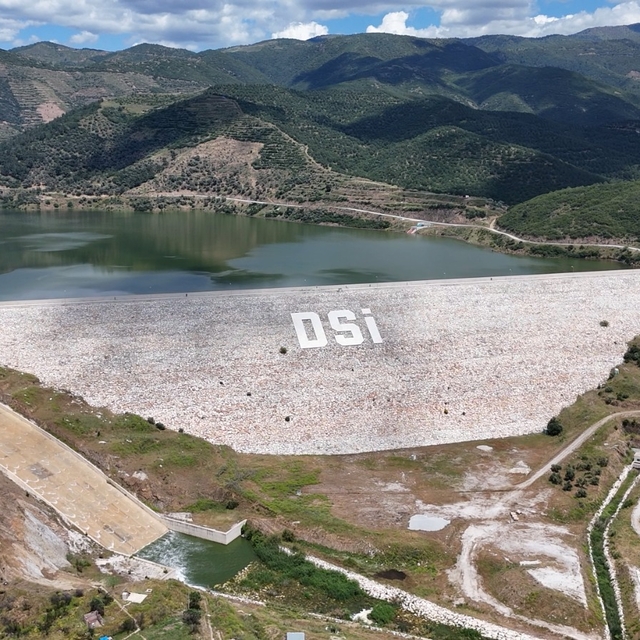 İzmir'de tam doluluğa ulaşan Rahmanlar Barajı'nda su tahliyesi yapılıyor