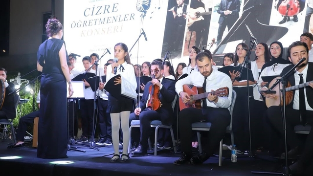 Cizre'de öğretmen ve öğrencilerden konser