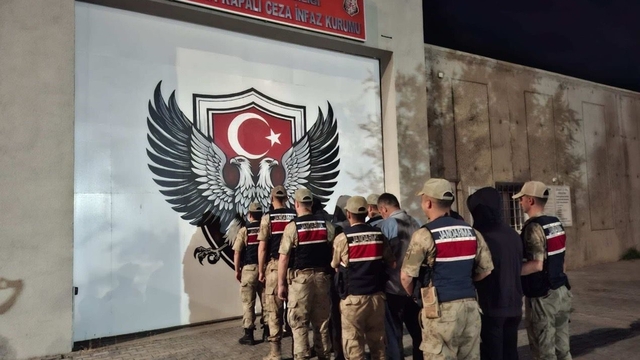 Iğdır'da 11 düzensiz göçmen ve 5 organizatör yakalandı