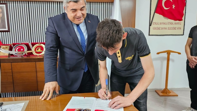 Öğrenciler hazırladığı derginin ilk sayısını Sünnetci'ye hediye etti