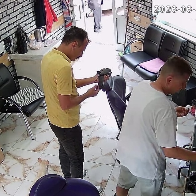Ayağındaki misina nedeniyle tellere takılan güvercin kurtarılıp, berberde p...