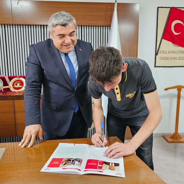 Öğrenciler hazırladığı derginin ilk sayısını Sünnetci'ye hediye etti
