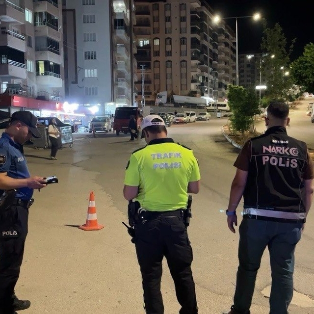 Asayiş uygulamasında 2 araç trafikten men edildi