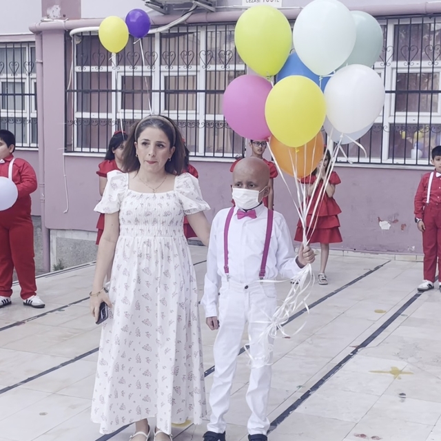 İlik nakli süreci başarılı geçen lösemili Kadir, okulunda yüzlerce balonla...
