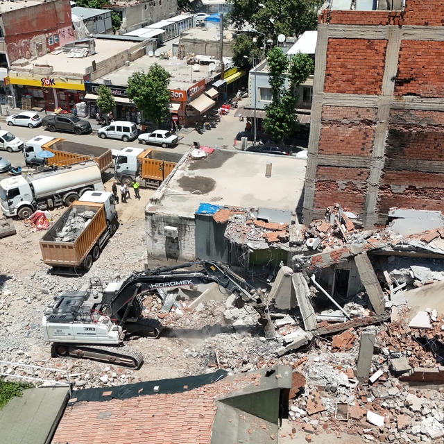 Yıkılan binanın parçaları iş yerinin üzerine düştü
Kontrollü yıkım sırasınd...