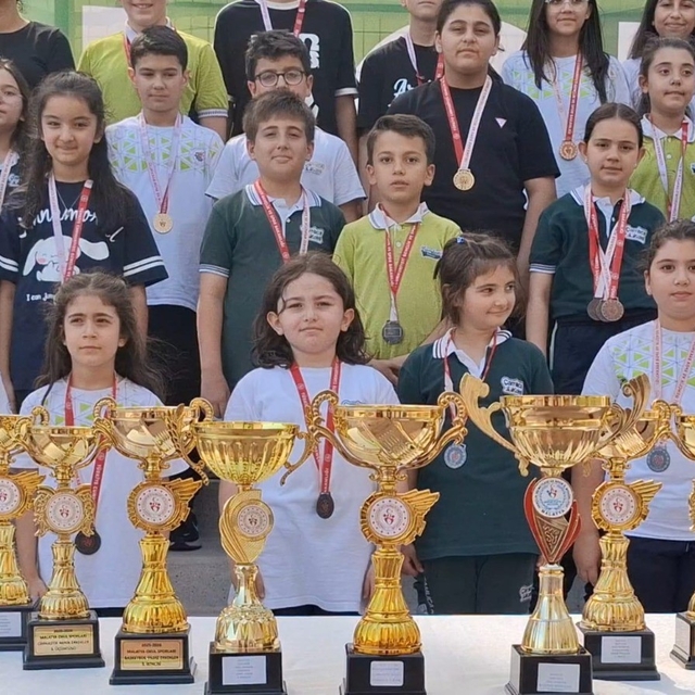Çamlıca Koleji 332 lisanslı öğrenciyle 17 kupa ve 148 madalya kazandı