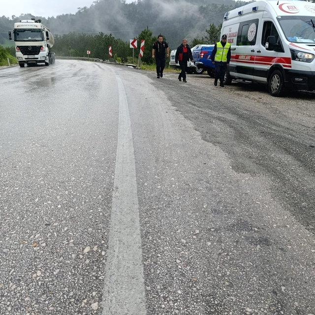 Bolu'da virajı alamayan hafif ticari araç yoldan çıktı: 3 yaralı